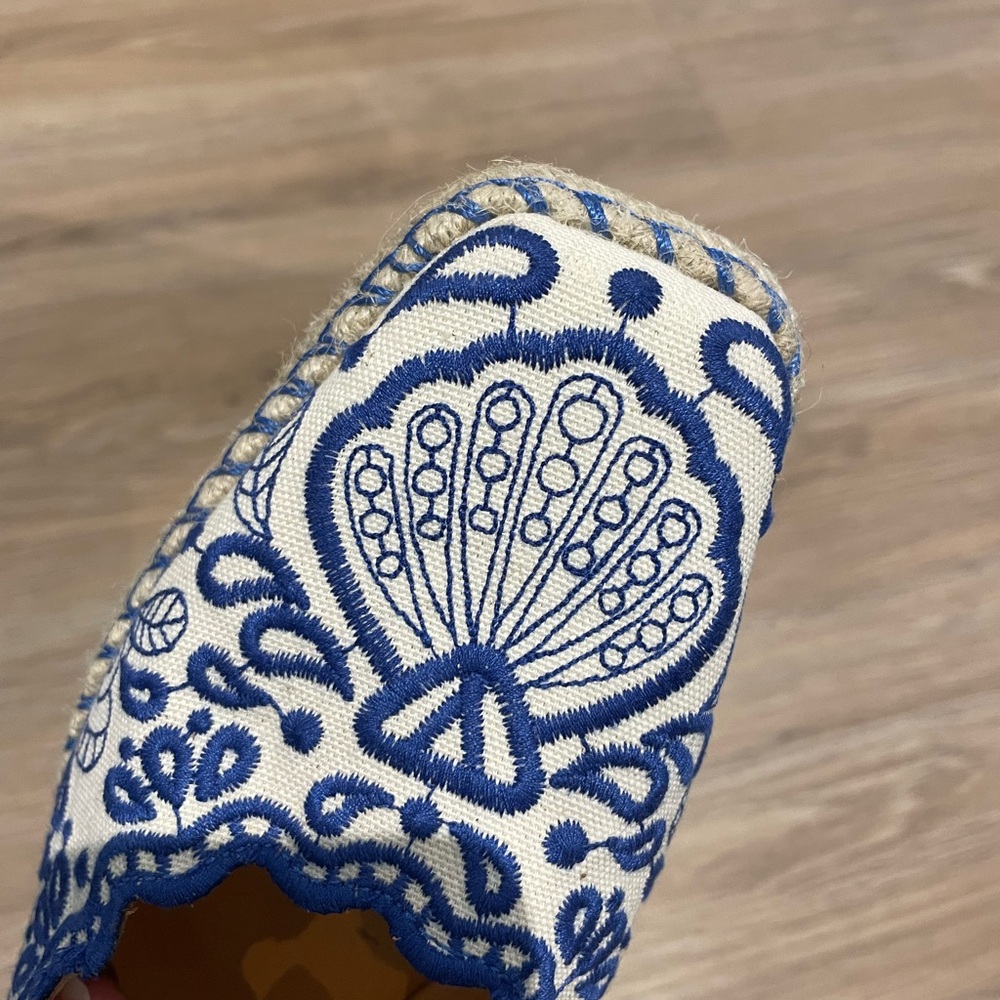 Embroidered Women's Shoes - Blue and White - Picture 4 of 6
